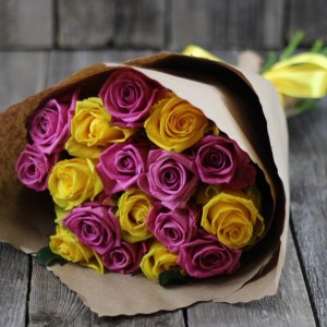 Букет из 17 розово-желтых роз